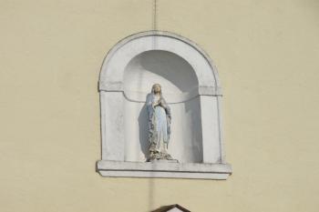 Nika se soškou v západním přízemním křídle (© Dušan Dohňanský 08/2018)
