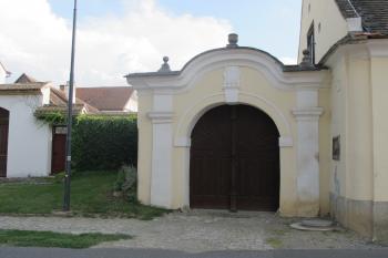 Vchod do areálu napojený na vých. křídlo (© Dušan Dohňanský 08/2018)