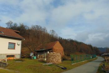 Hradní vrch přímo nad rodinným domem (© Dušan Dohňanský  11/2021)