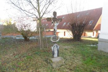 kříž před kaplí (© Milan Caha 01/2021)