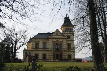 Východní průčelí se zimní zahradou (© Dušan Dohňanský 04/2015)