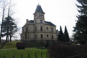 Severovýchodní nároží s hranolovou věží (© Dušan Dohňanský 04/2015)