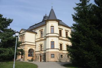 Jihozápadní nároží s polygonální věží. (© Dušan Dohňanský 04/2015)