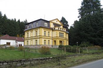 Sz. nároží zámku (© Dušan Dohňanský 10/2016)