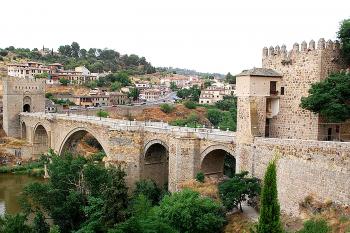Hradby a brány ve španělském městě Toledo (© Pavel Vítek 06/2005)