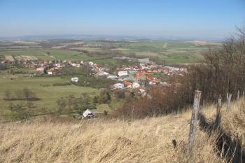 Pohled severozápadně na Podhradní Lhotu (© Dušan Dohňanský 04/2020)