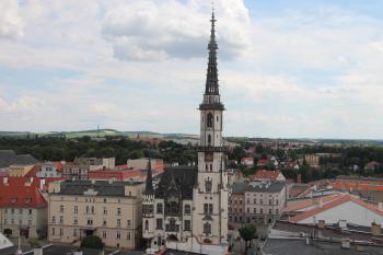 Pohled na radnici z Křivé věže (© Luděk Vláčil 07/2020)
