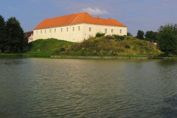 Celkový pohled na tvrz přes rybník ( © Filip Matoušek 08/2005)