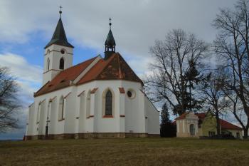 pohled na kostel z jihovýchodu, po pravé straně kaplička sv. Vojtěcha (© Jaroslav Špiroch  01/2022)