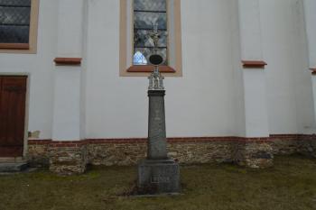 křížek z roku 1903 na jižní straně kostela (© Jaroslav Špiroch  01/2022)