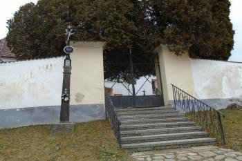 hlavní vstup do areálu z jihu, vlevo křížek na štíhlém podstavci (© Jaroslav Špiroch  01/2022)