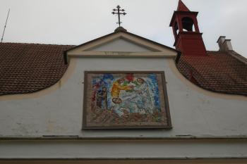 mozaika ve štítu předsíně na jižní straně (© Jaroslav Špiroch  01/2022)