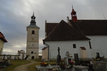 pohled na kostel a zvonici ze severu (© Jaroslav Špiroch  01/2022)
