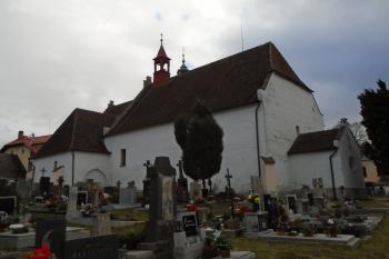 pohled na kostel ze severozápadu; vpravo druhá, západní předsíň (© Jaroslav Špiroch  01/2022)