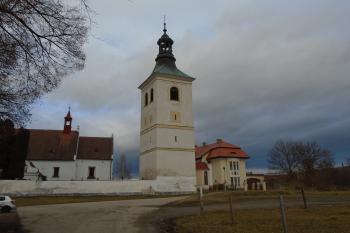 pohled na samostatně stojící zvonici z jihu; vlevo kostel, vpravo fara (© Jaroslav Špiroch  01/2022)
