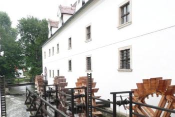 soustava vodních kol na spodní vodu v zadní části mlýna ( © Jan P. Štěpánek 07/2009)