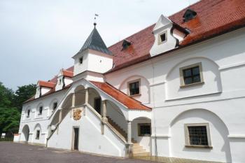 honosné vstupní průčelí mlýna ( © Jan P. Štěpánek 07/2009)