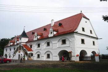 celkový pohled na barokní objekt mlýna ve Slupi ( © Jan P. Štěpánek 07/2009)