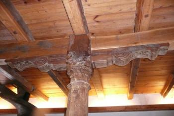 dochované vzácné vyřezávané hlavice dřevěných sloupů ( © Jan P. Štěpánek 07/2009)