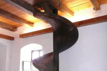 unikátní točitá skluzavka pro přesun pytlů s moukou a zrním ( © Jan P. Štěpánek 07/2009)