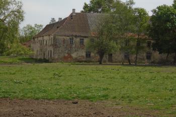 nároží západního a severního křídla, obsahující zbytky středověkého sídla (© Jaroslav Špiroch  05/2022)