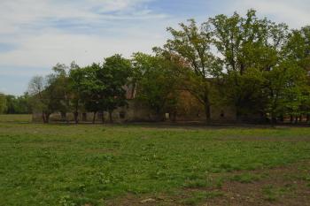 západní křídlo; vlevo obytná část, vpravo špýchar (© Jaroslav Špiroch  05/2022)