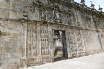 boční vchod se sochou sv. Jakuba (© Milan Caha 05/2015)