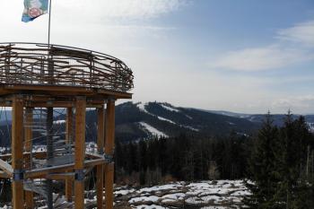 Rozhledna světlý vrch s výhledem na Tanvaldský Špičák (© Jiří Čížek 03/2021)