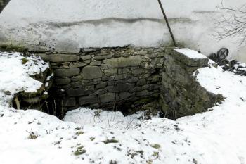 pozůstatky lednice (© Milan Caha 03/2021)