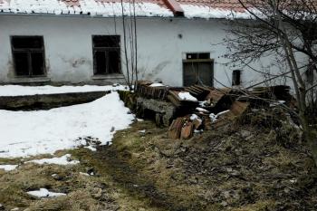 zbytek akumulační nádržky nad lednicí (© Milan Caha 03/2021)