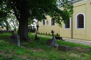 Pohled od hřbitovní brány, v pozadí gotické okénko (© Ladislav Ježek 12/2021)