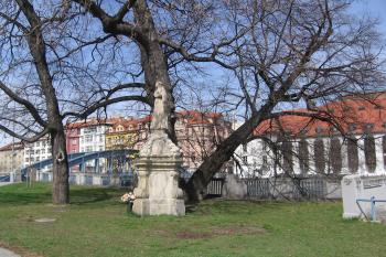 pohled jihu, vpravo vpozadí budova jihočeského divadla (© Marcela Váňová 04/2021)