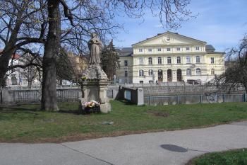pohled od západu, vpravo vpozadí Dům kultury Slávie (lid.Armáďák) (© Marcela Váňová 04/2021)