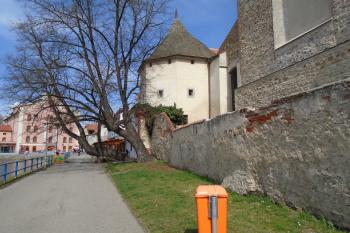kaple od jihu, za ní hradební bašta (© Marcela Váňová 04/21)