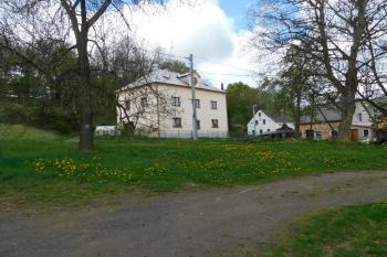 pohled na místo, kde stával kostel od severovýchodu (© Milan Caha 05/2020)