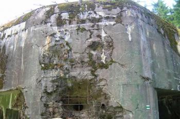 Poškozený betonový obvod srubu K-Ba-S24 (© Jan P. Štěpánek 08/2006)