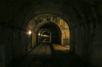 pohled galerií v úrovni muničního skladu zpět ke vstupu ( © Jan P. Štěpánek 11/2008)