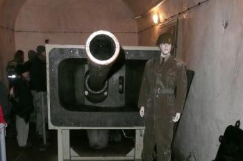 hlaveň děla vystaveného v expozici tvrze ( © Jan P. Štěpánek 11/2008)