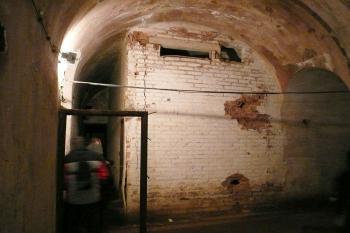 příčka dělící ubykace posádky tvrze ve válečnách kasárnách ( © Jan P. Štěpánek 11/2008)