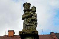 sloup se sochou Panny Marie