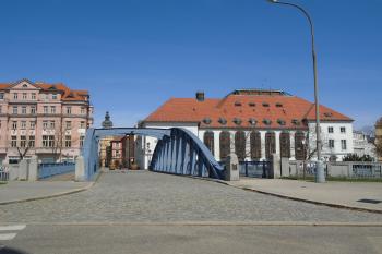 pohled od jihu, za mostem stávala Linecká brána (v r. 1844 neuváženě zbořena) (© Marcela Váňová 04/2021)