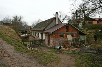 domek vestavěný do čelního příkopu (© Pavel Zany Komárek 20. 1. 2007)