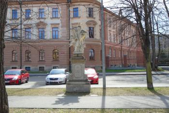 pohled od severu, vpozadí budova krajského soudu (© Marcela Váňová 04/2021)