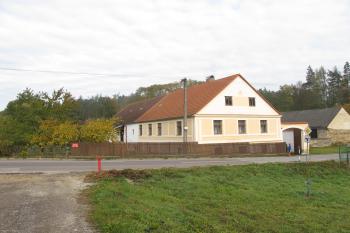 Vlevo od tohoto mlýna stávala tvrz zvaná 