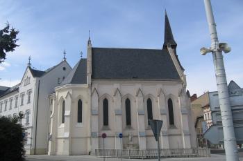 jihovýchodní strana kostela se sochou sv. Jana Nepomuckého (© Marcela Váňová 04/2021)
