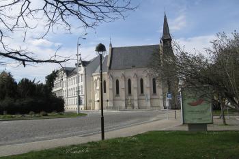 pohled od jihovýchodu, za kostelem budova sirotčince (dnes internát) a školy (dnes biskupské gymnázium a zákl. církevní škola) (© Marcela Váňová 04/2021)