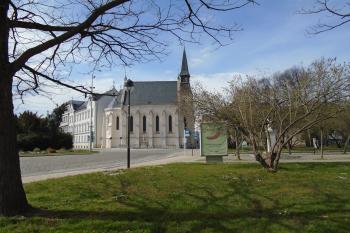 pohled od jihovýchodu, za kostelem budova sirotčince (dnes internát) a školy (dnes biskupské gymnázium a zákl. církevní škola) (© Marcela Váňová 04/2021)