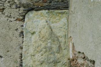 náhrobník Račínů z Račína, druhotně zazděný do zdi kostela (© Milan Caha 08/2019)