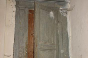 Zaslepené, dveře do druhé části zámku ( © Jiří Čížek 04/2005)