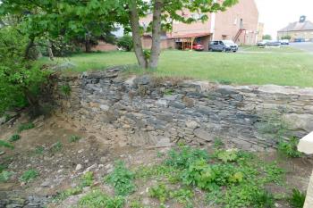 fragment hradební zdi na východní straně města (© Milan Caha 05/2020)